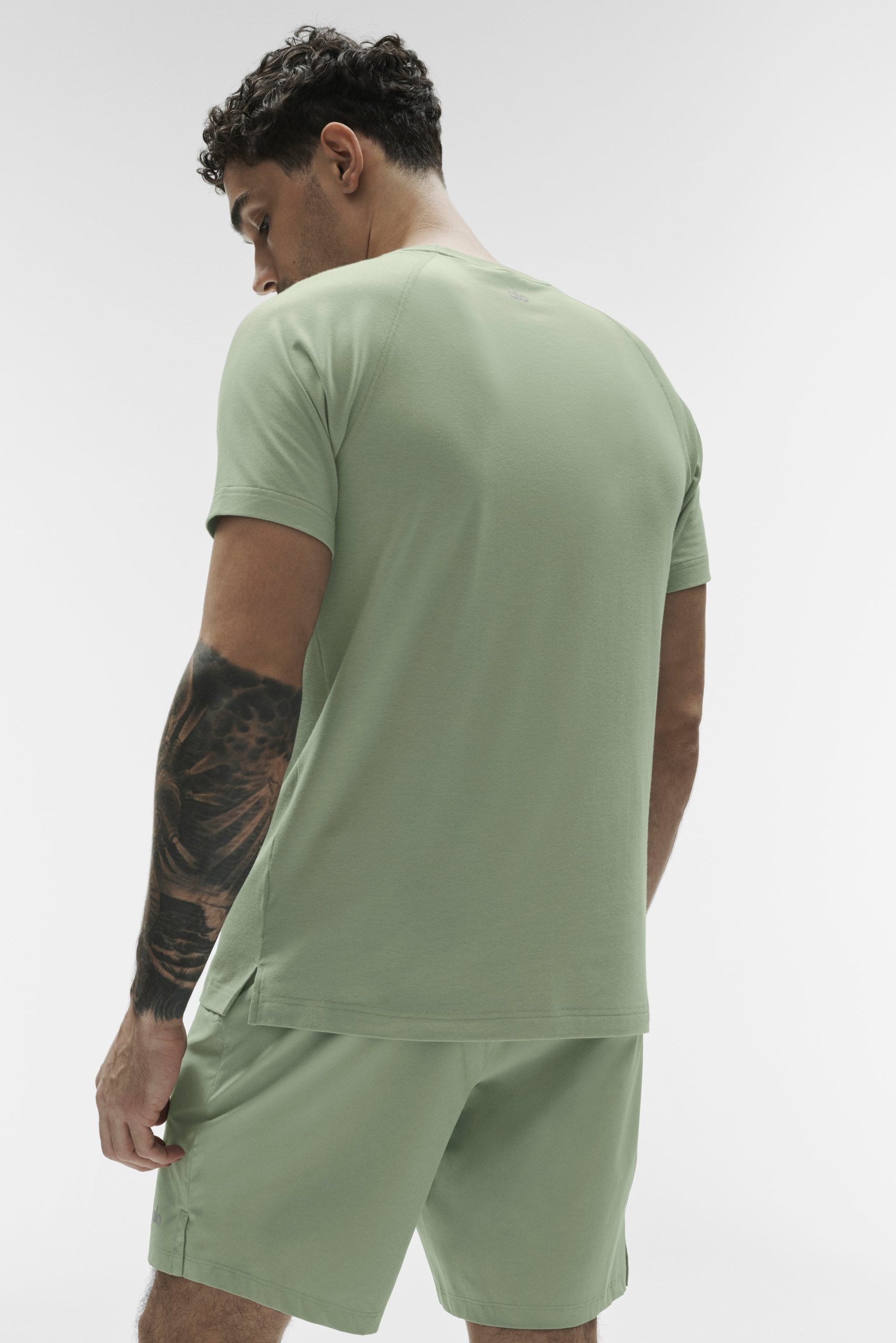 ALO Vapor Crewneck Short Sleeve - Dune Grass - Image 2